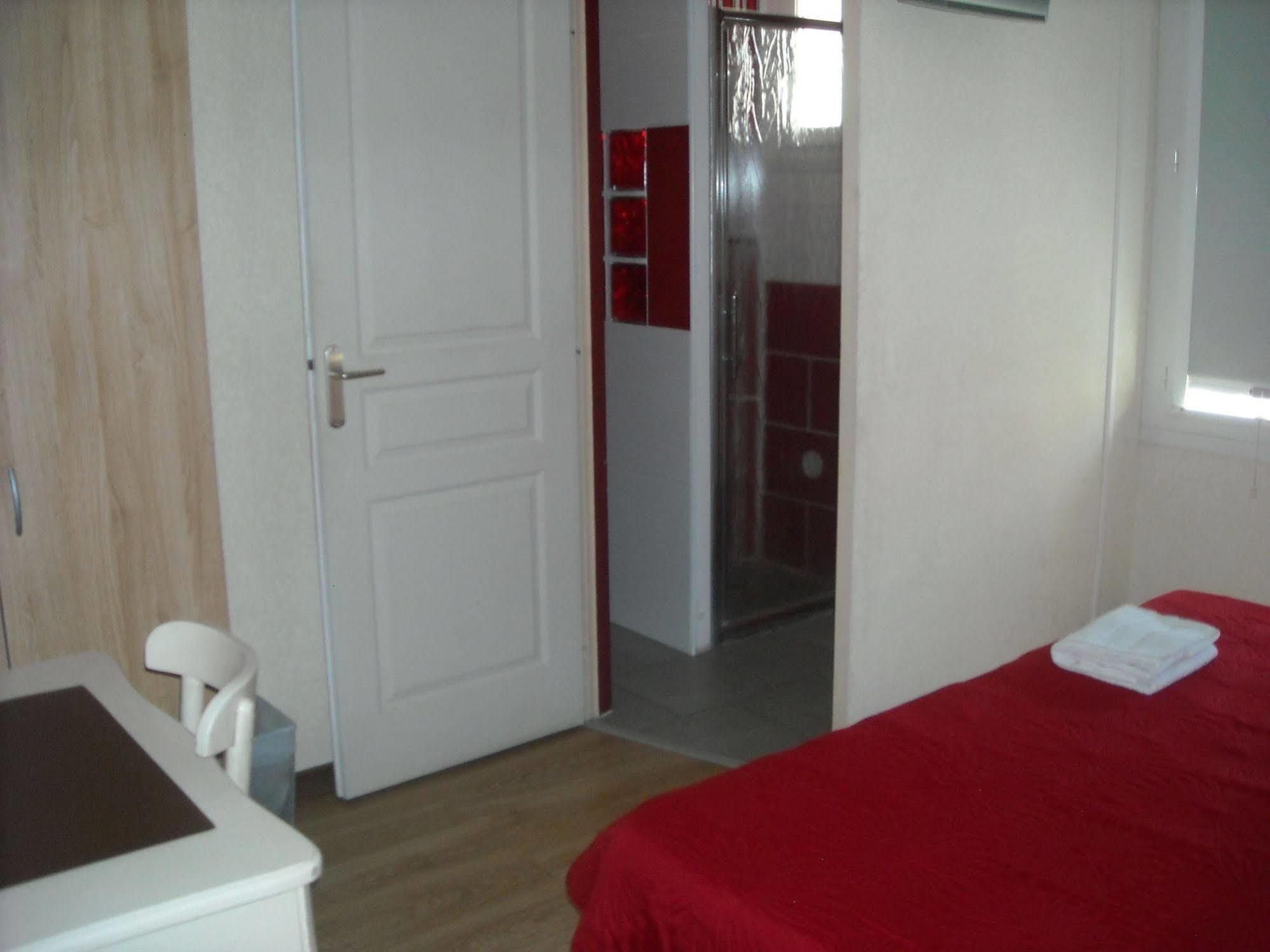 Hotel Ecusson Saint-Hilaire-de-Brethmas Extérieur photo