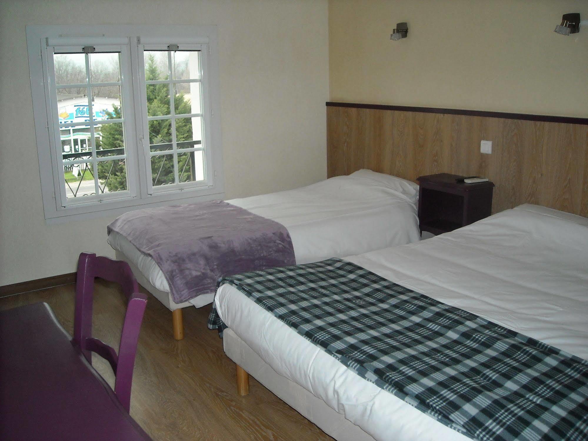 Hotel Ecusson Saint-Hilaire-de-Brethmas Extérieur photo