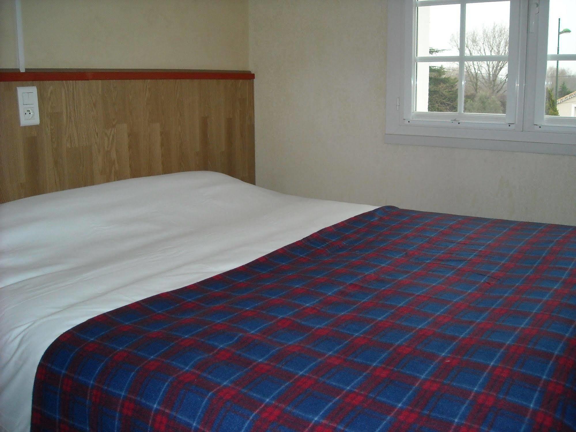 Hotel Ecusson Saint-Hilaire-de-Brethmas Extérieur photo