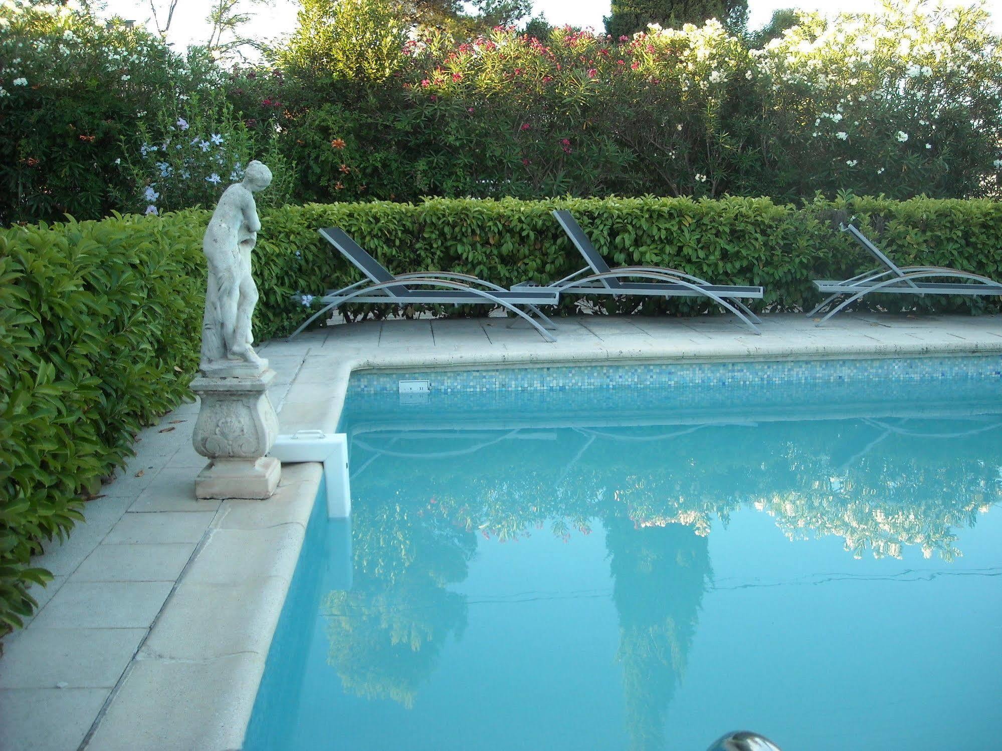 Hotel Ecusson Saint-Hilaire-de-Brethmas Extérieur photo