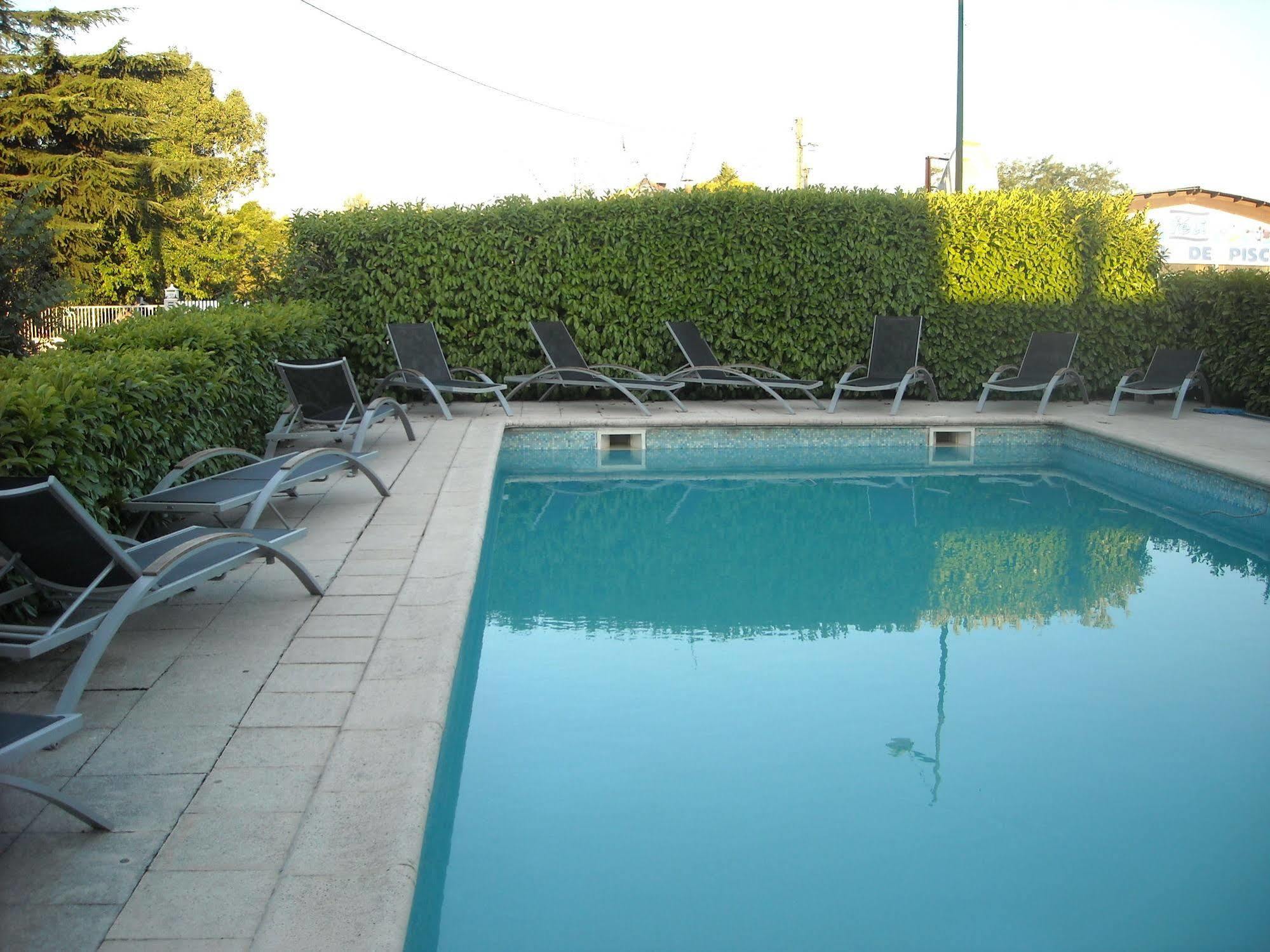 Hotel Ecusson Saint-Hilaire-de-Brethmas Extérieur photo