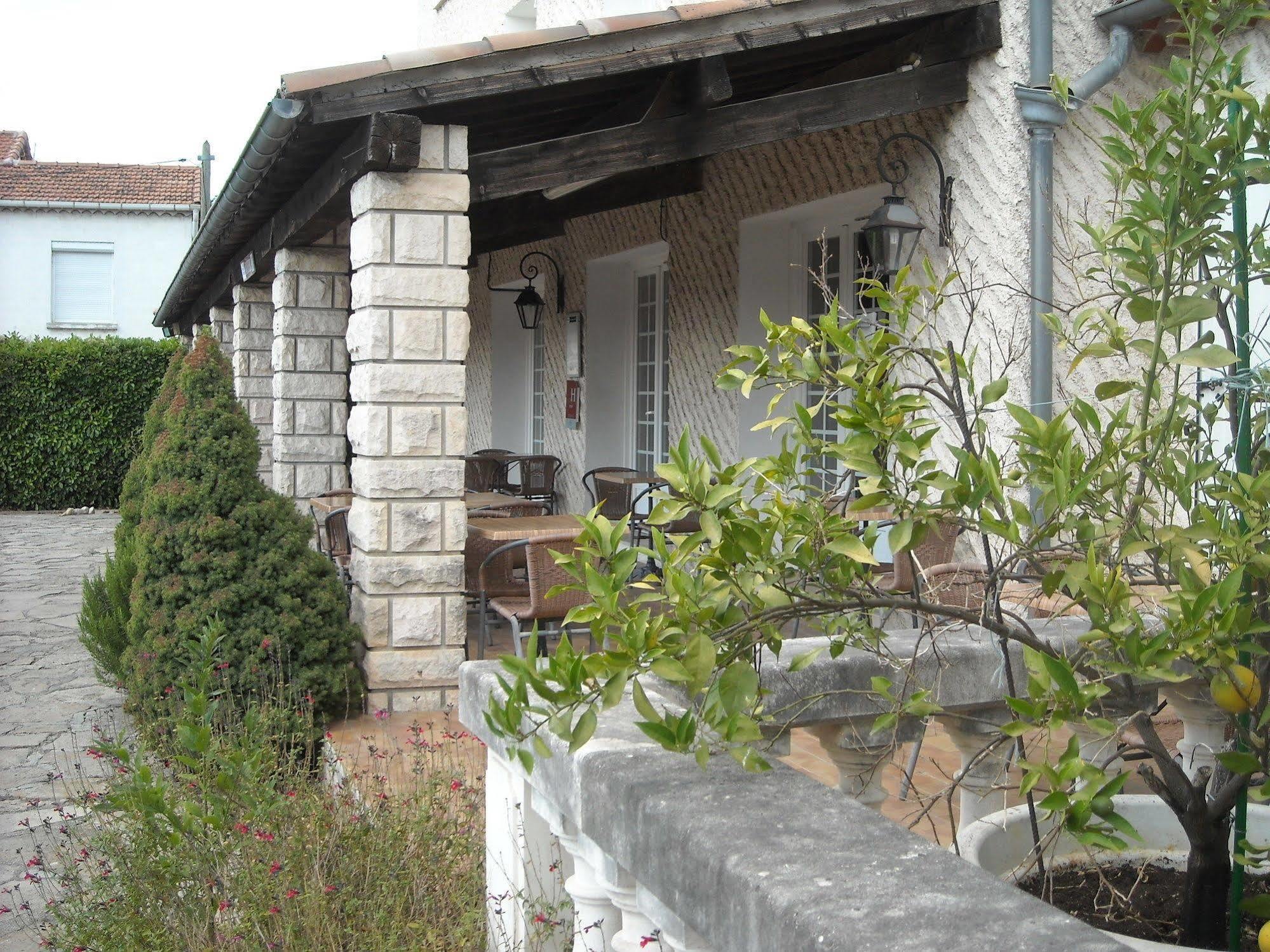 Hotel Ecusson Saint-Hilaire-de-Brethmas Extérieur photo