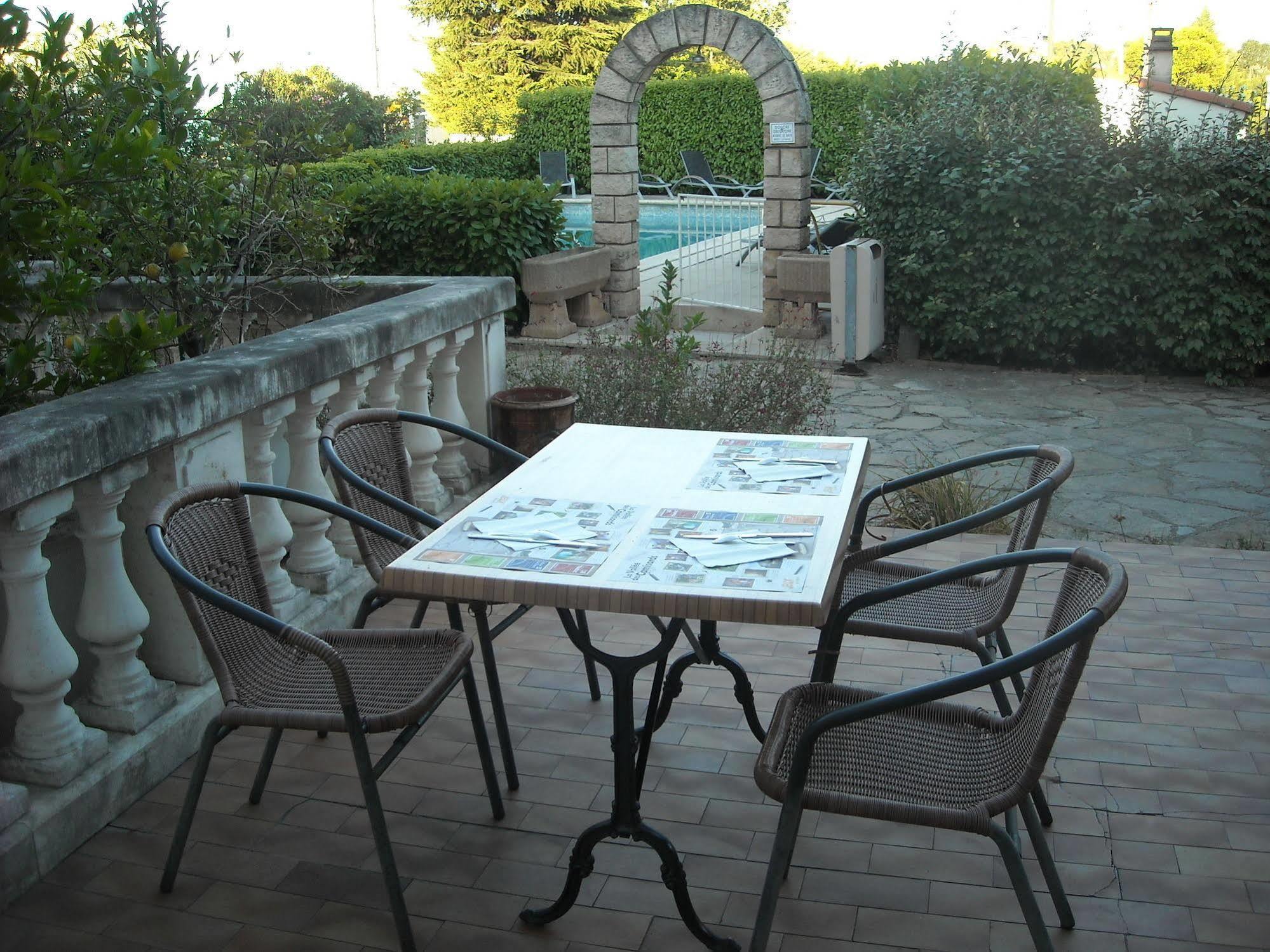 Hotel Ecusson Saint-Hilaire-de-Brethmas Extérieur photo