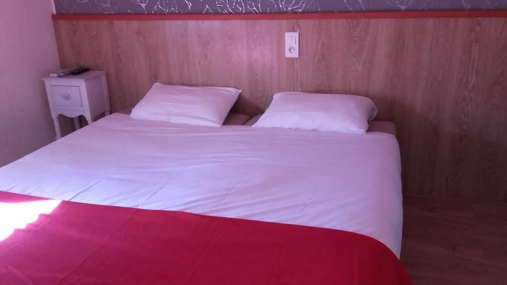 Hotel Ecusson Saint-Hilaire-de-Brethmas Extérieur photo