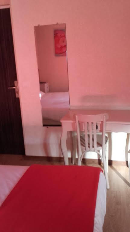 Hotel Ecusson Saint-Hilaire-de-Brethmas Extérieur photo
